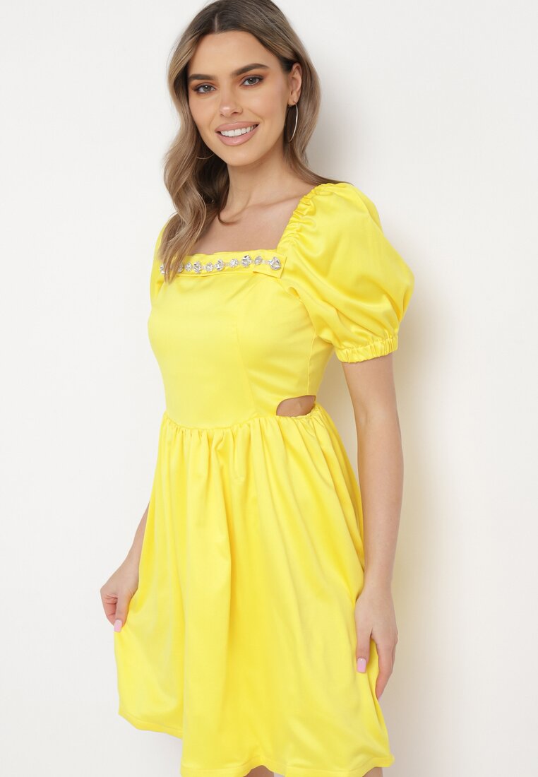 Żółta Sukienka Mini Rozkloszowana z Dekoltem Ozdobionym Cyrkoniami i Wycięciami po Bokach Delphira