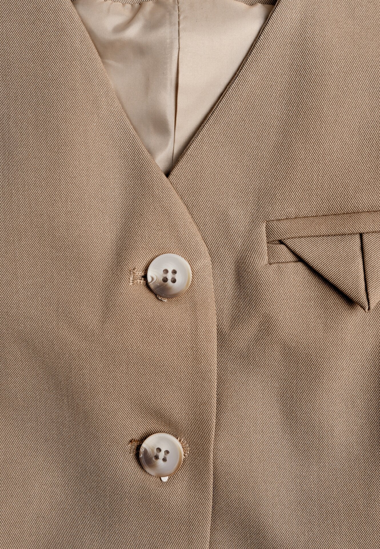 Ciemnobeżowa Kamizelka Garniturowa z Imitacją Kieszonek Mawelin