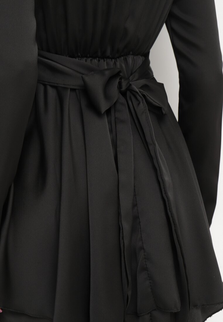 Czarna Satynowa Sukienka Mini z Głębokim Dekoltem i Wiązaniem z Tyłu Liadan