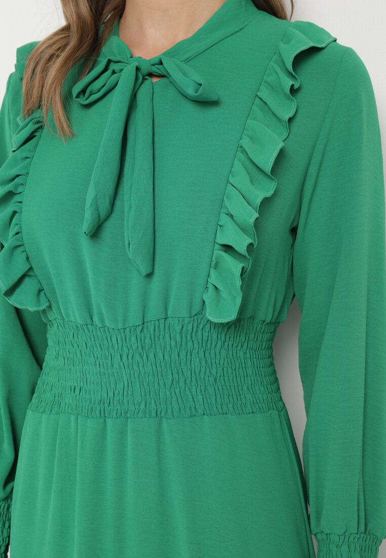 Zielona Rozkloszowana Sukienka Maxi Wiązana przy Dekolcie Ozdobiona Falbankami Nuteki
