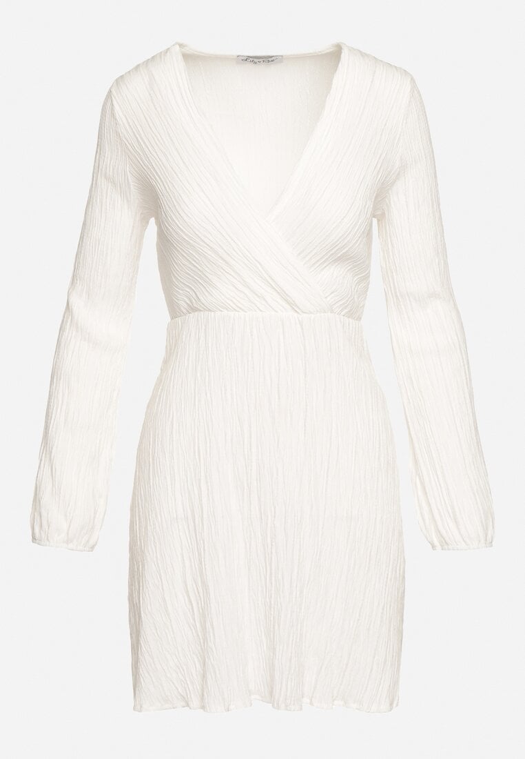 Biała Plisowana Sukienka Mini z Kopertowym Dekoltem i Gumką w Pasie Umiena