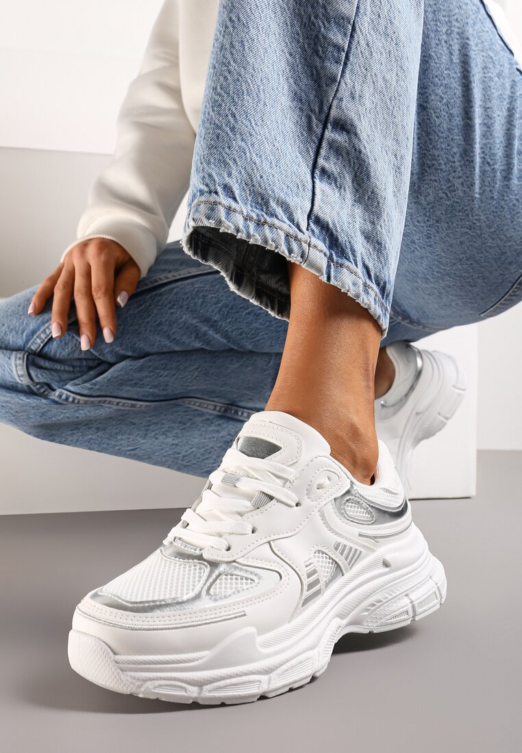 Białe Sneakersy z Modnymi Wstawkami i Tłoczoną Podeszwą Tayris