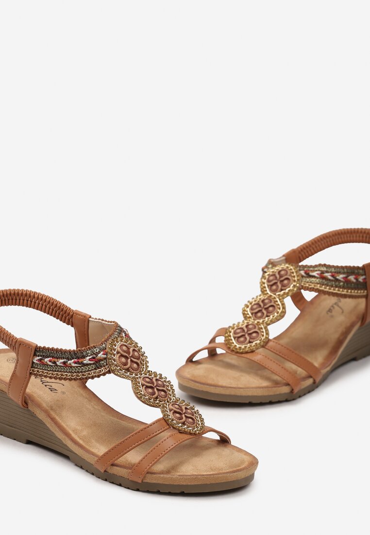 Brązowe Sandały na Koturnie Wsuwane z Łańcuszkiem i Cyrkoniami Qivana