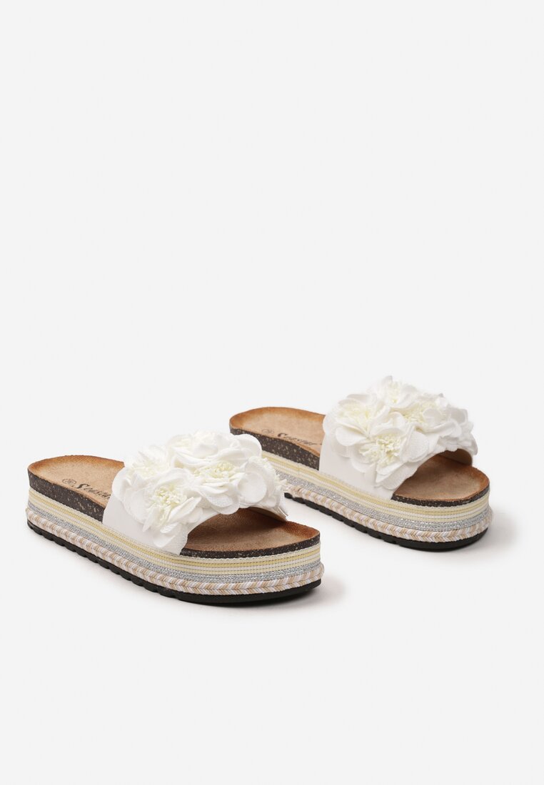 Białe Klapki na Grubej Podeszwie z Ozdobnymi Aplikacjami Kwiatkami Finnella