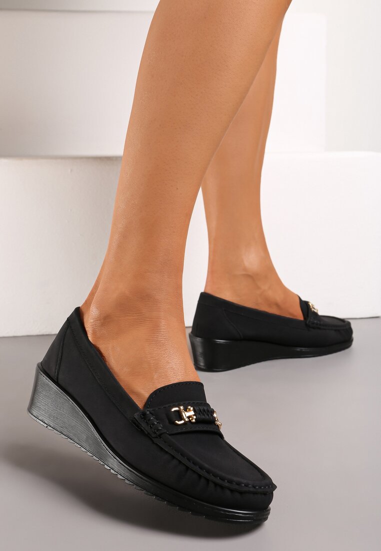 Czarne Półbuty na Koturnie z Metalową Klamrą i Przeszyciami Dolins