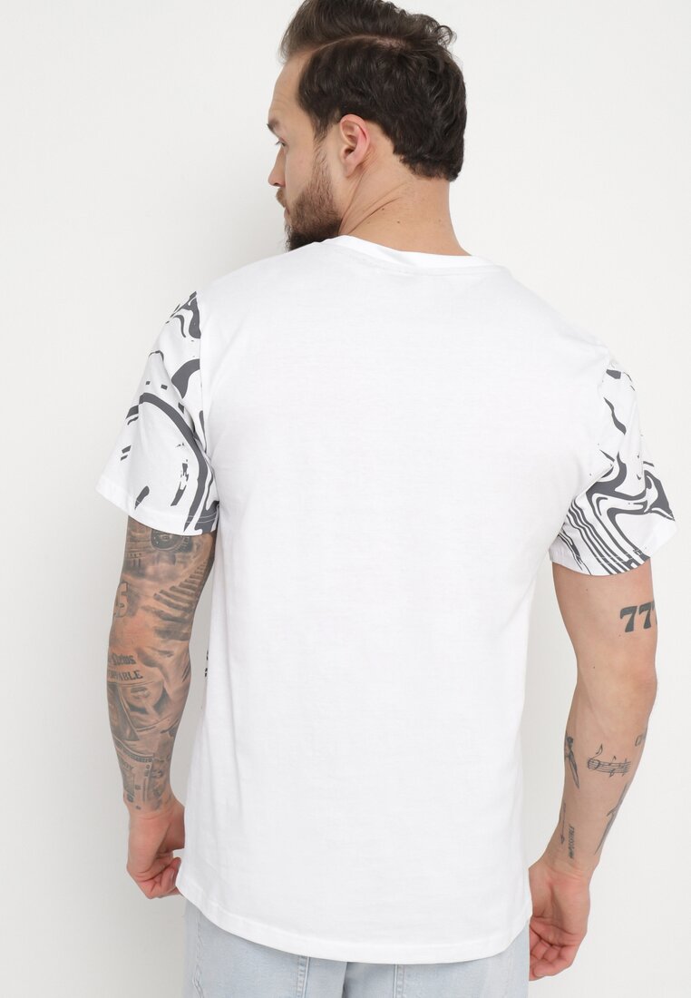 Biała Bawełniana Koszulka z Krótkim Rękawem z Abstrakcyjnym Wzorem i Napisem Darcja