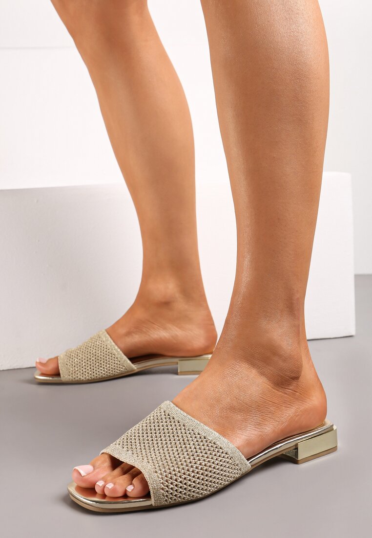 Złote Eleganckie Klapki z Ażurowym Wzorem i Płaskim Obcasem Weller