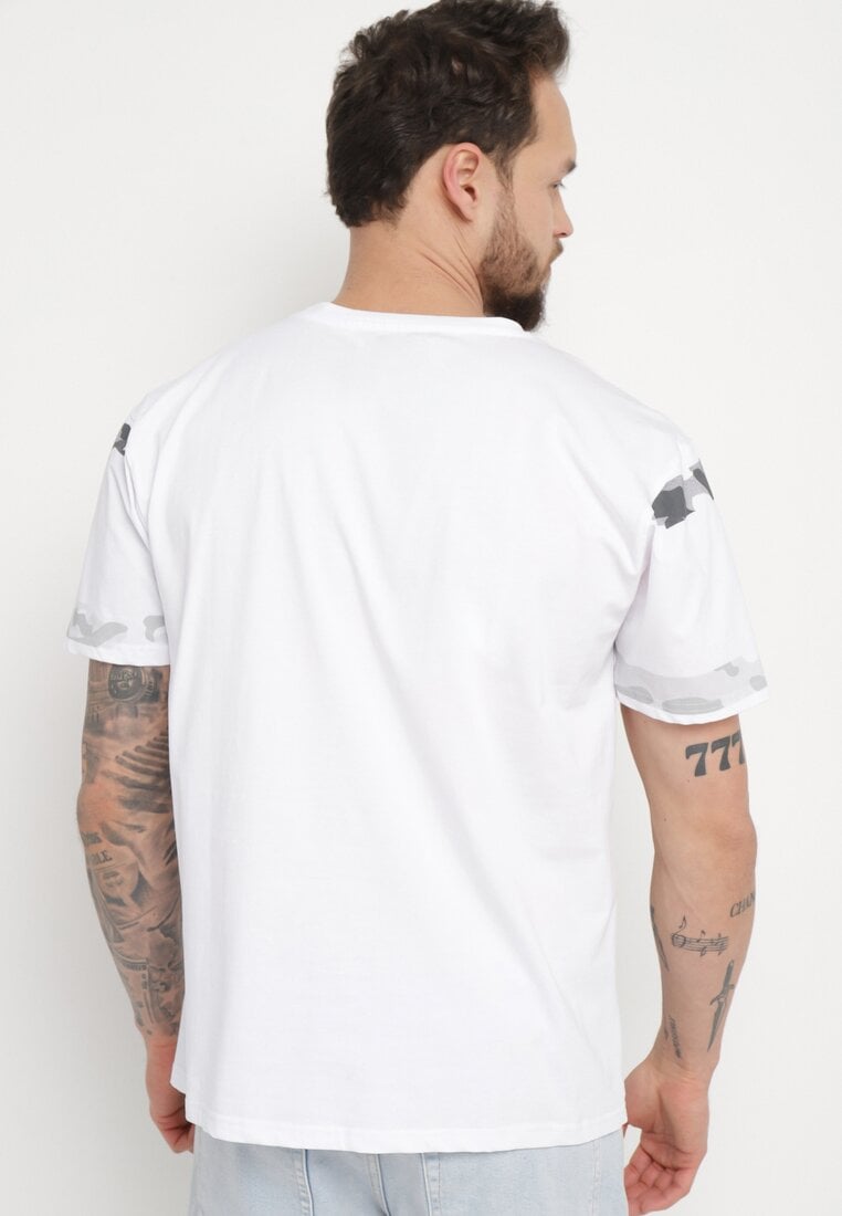 Biała Koszulka w Paski z Minimalistycznym Napisem i Krótkim Rękawem Aolanda