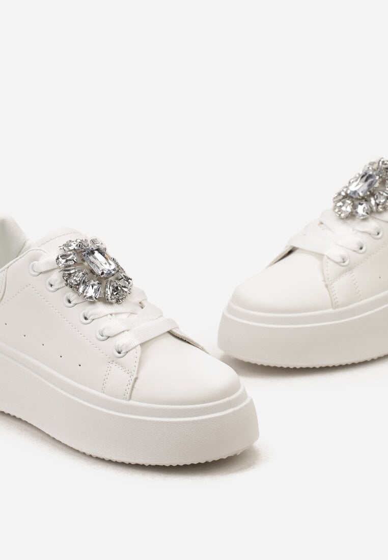 Białe Sneakersy na Platformie z Perforacją i Ozdobnym Kamieniem Dilhela