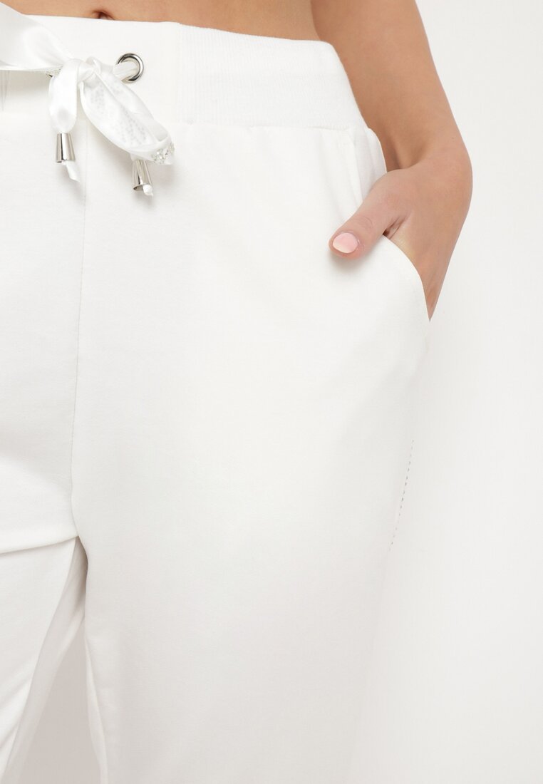 Białe Spodnie Dresowe z Wyższym Stanem Ozdobnie Wiązane w Pasie Crisada