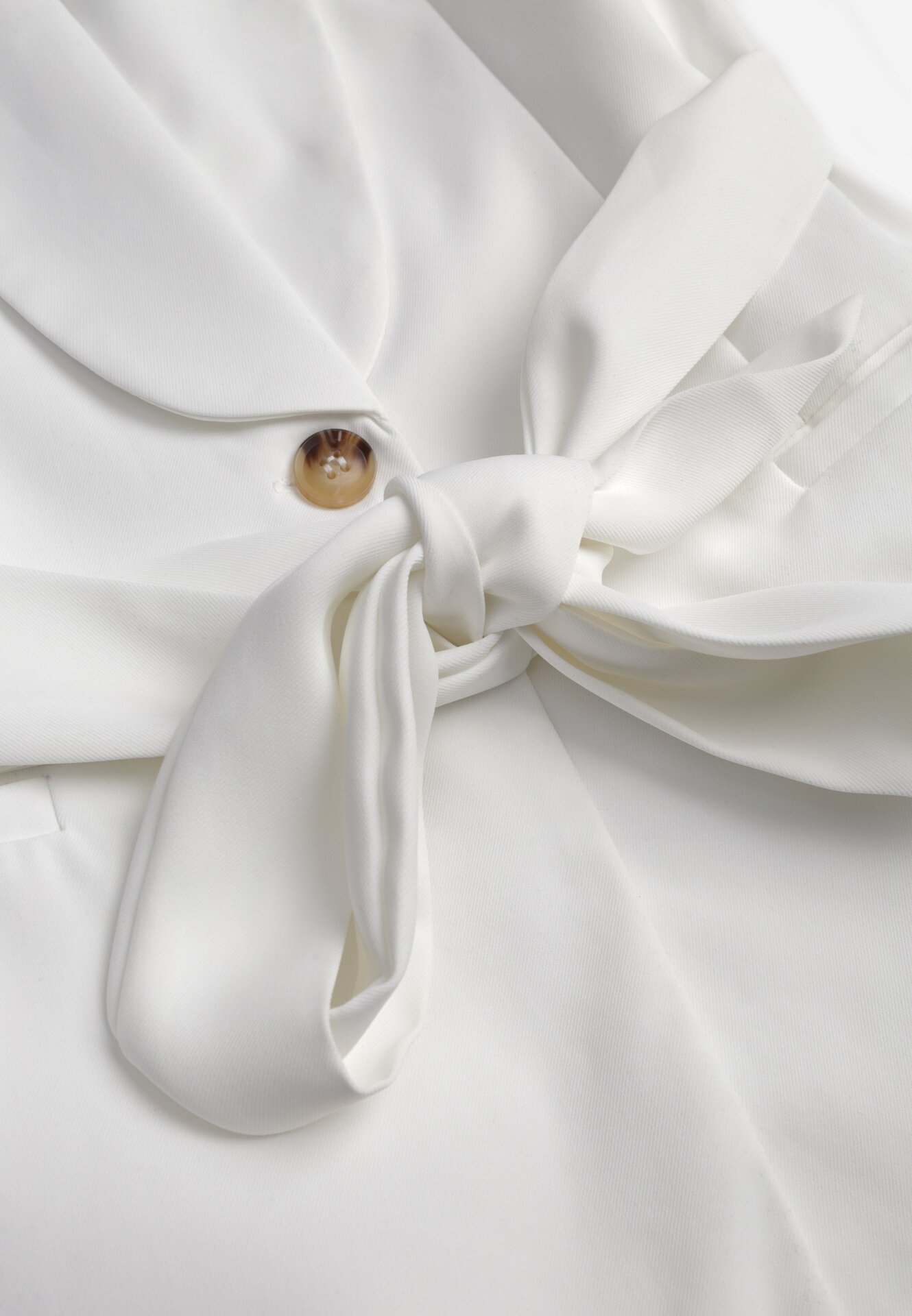 Biała Kamizelka o Marynarkowym Fasonie Bez Rękawów z Wiązanym Paskiem Pellania