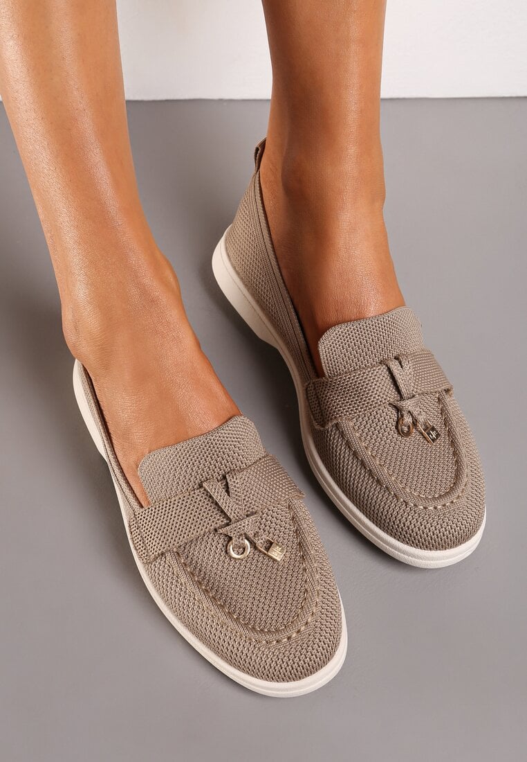 Ciemnobeżowe Mokasyny Wsuwane z Metalowymi Zawieszkami Caridasa