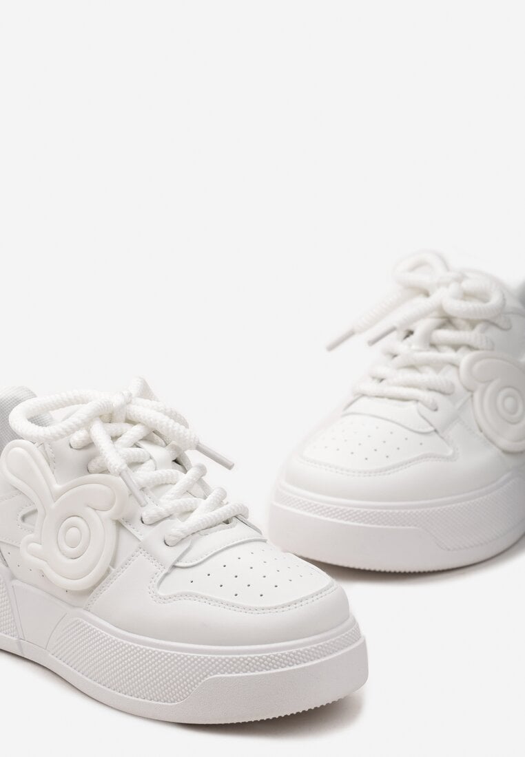 Białe Sneakersy na Grubej Podeszwie z Abstrakcyjną Aplikacją Cadisa