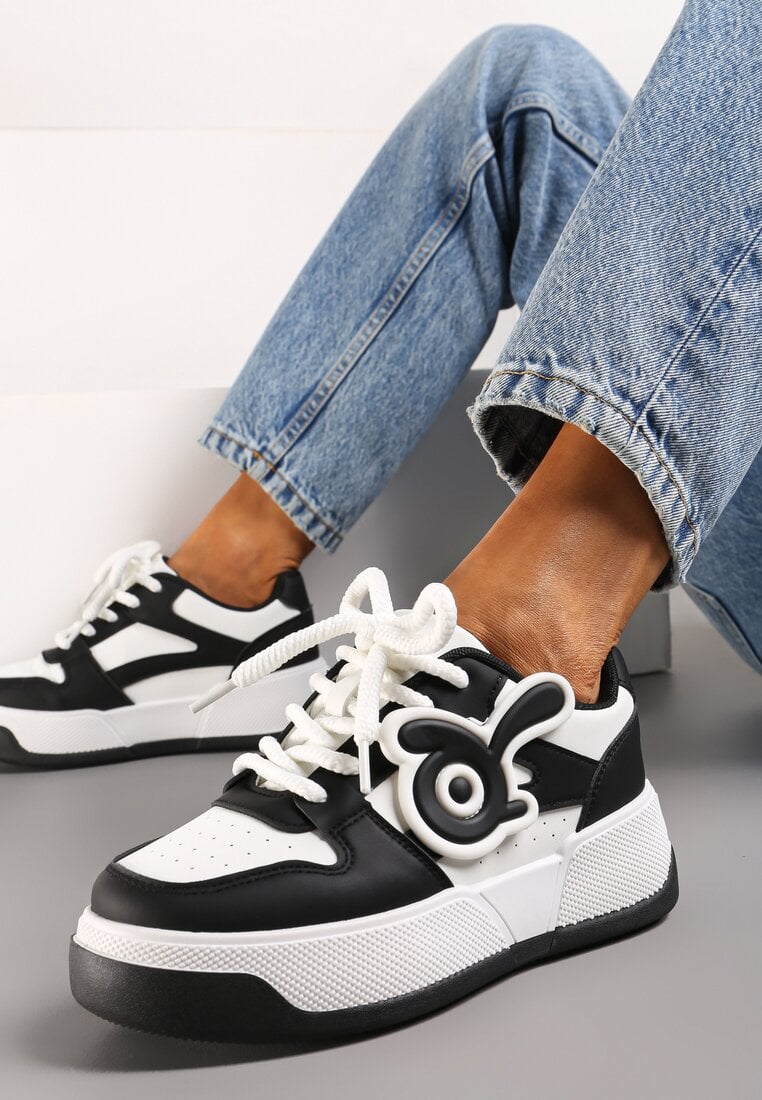 Biało-Czarne Sneakersy na Grubej Podeszwie z Abstrakcyjną Aplikacją Cadisa