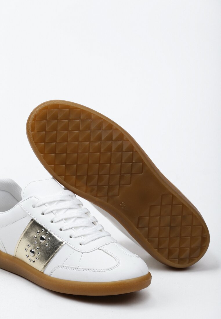 Biało-Złote Płaskie Sneakersy Sznurowane z Ozdobnymi Nitmi Blosenti
