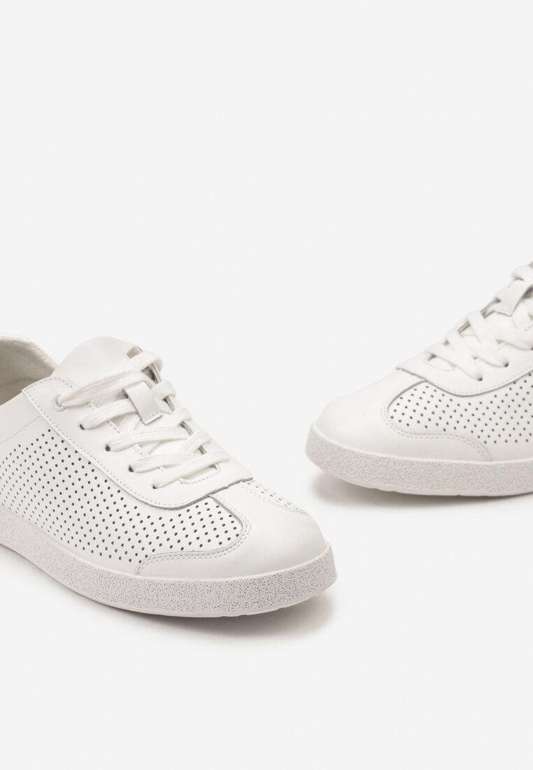 Białe Skórzane Sneakersy na Płaskiej Podeszwie z Perforacją Amarlia