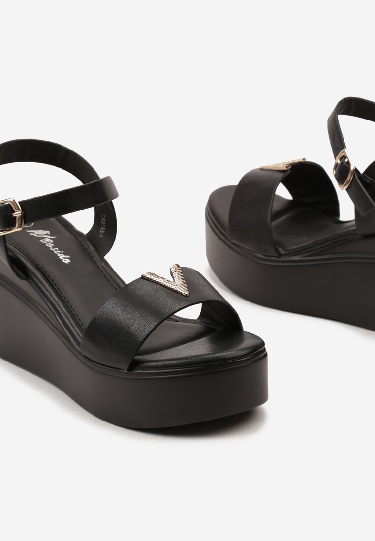 Czarne Sandały na Koturnie z Platformą z Biżuteryjną Aplikacją na Pasku Amindlea