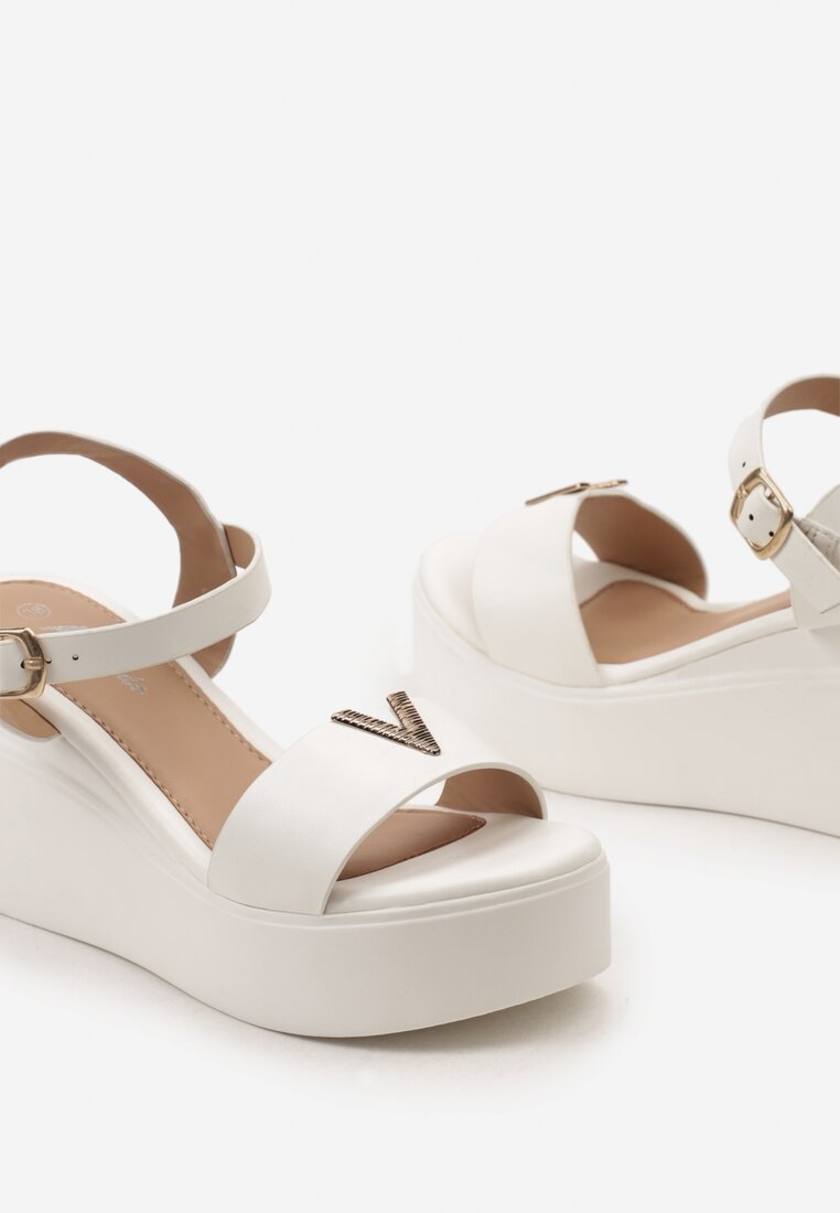 Białe Sandały na Koturnie z Platformą z Biżuteryjną Aplikacją na Pasku Amindlea