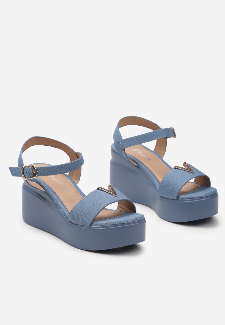 Niebieskie Sandały na Koturnie z Platformą z Biżuteryjną Aplikacją na Pasku Amindlea