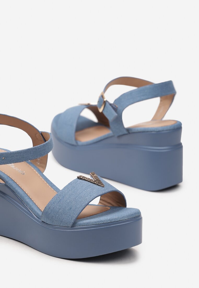 Niebieskie Sandały na Koturnie z Platformą z Biżuteryjną Aplikacją na Pasku Amindlea