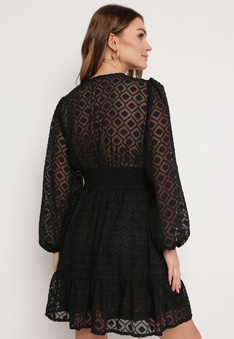 Czarna Sukienka z Tkaniny Plumeti z Geometrycznym Wzorem i Falbankami Alasmusa