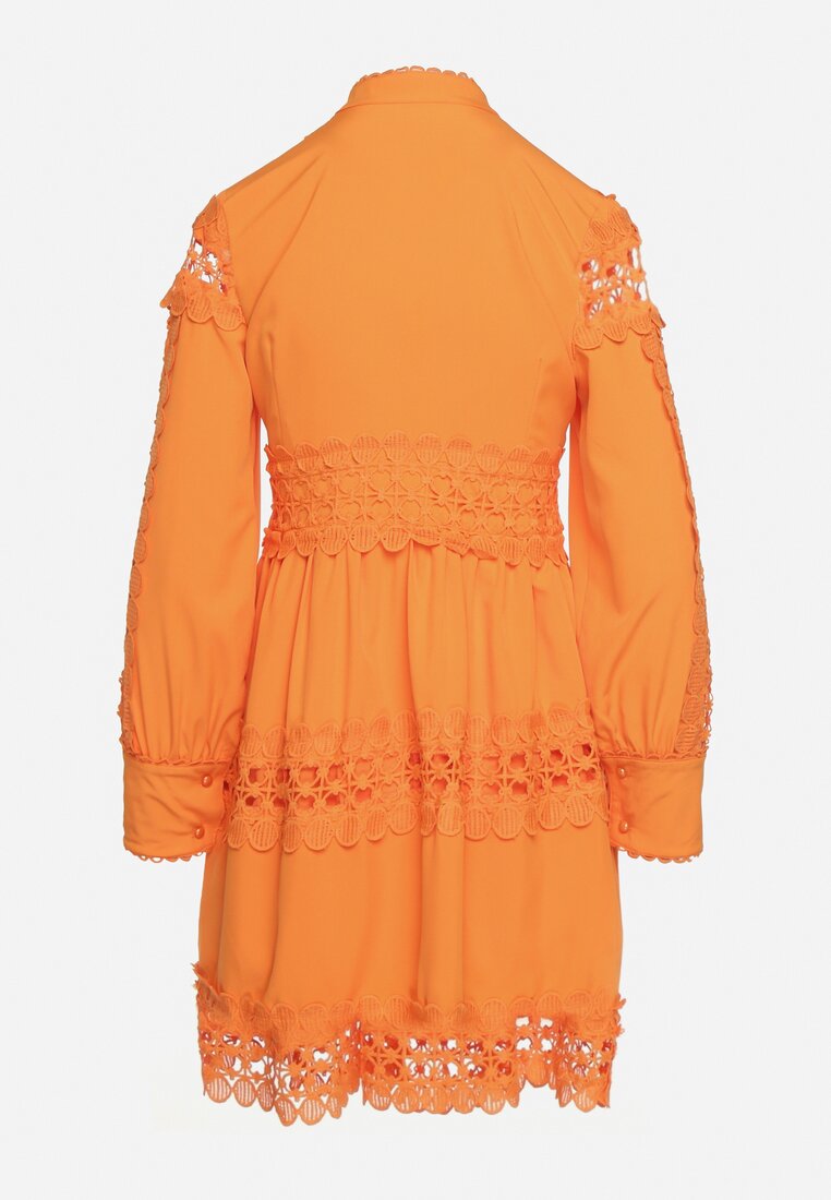Pomarańczowa Sukienka z Koronką i Guzikami przy Dekolcie Thompson