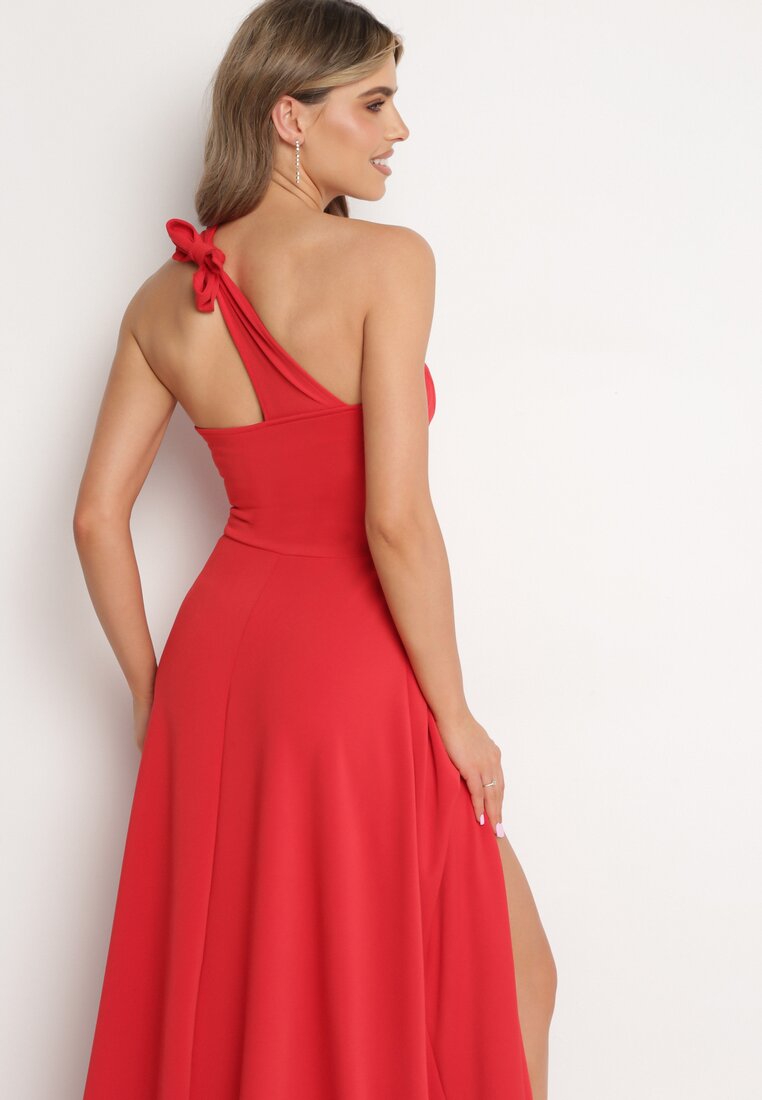 Czerwona Rozkloszowana Sukienka z Asymetryczną Górą i Wiązaniem na Ramieniu z Rozcięciem Efirey