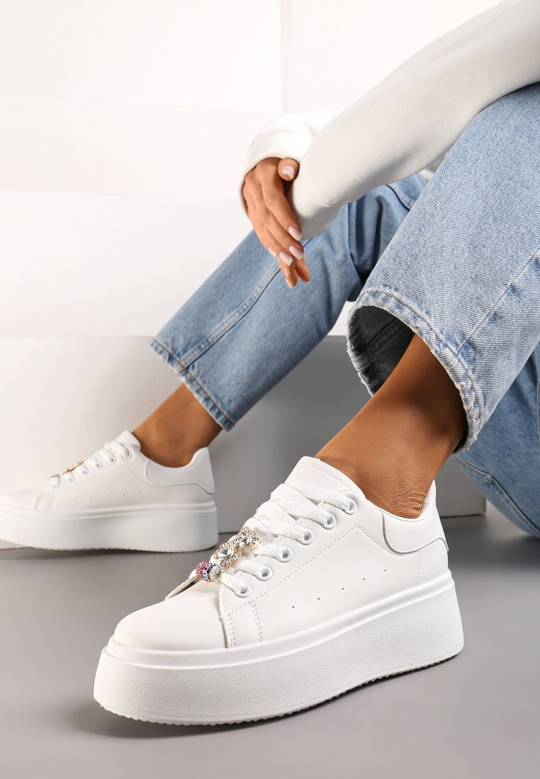 Białe Sneakersy na Platformie z Biżuteryjnymi Aplikacjami na Sznurówkach Noonia