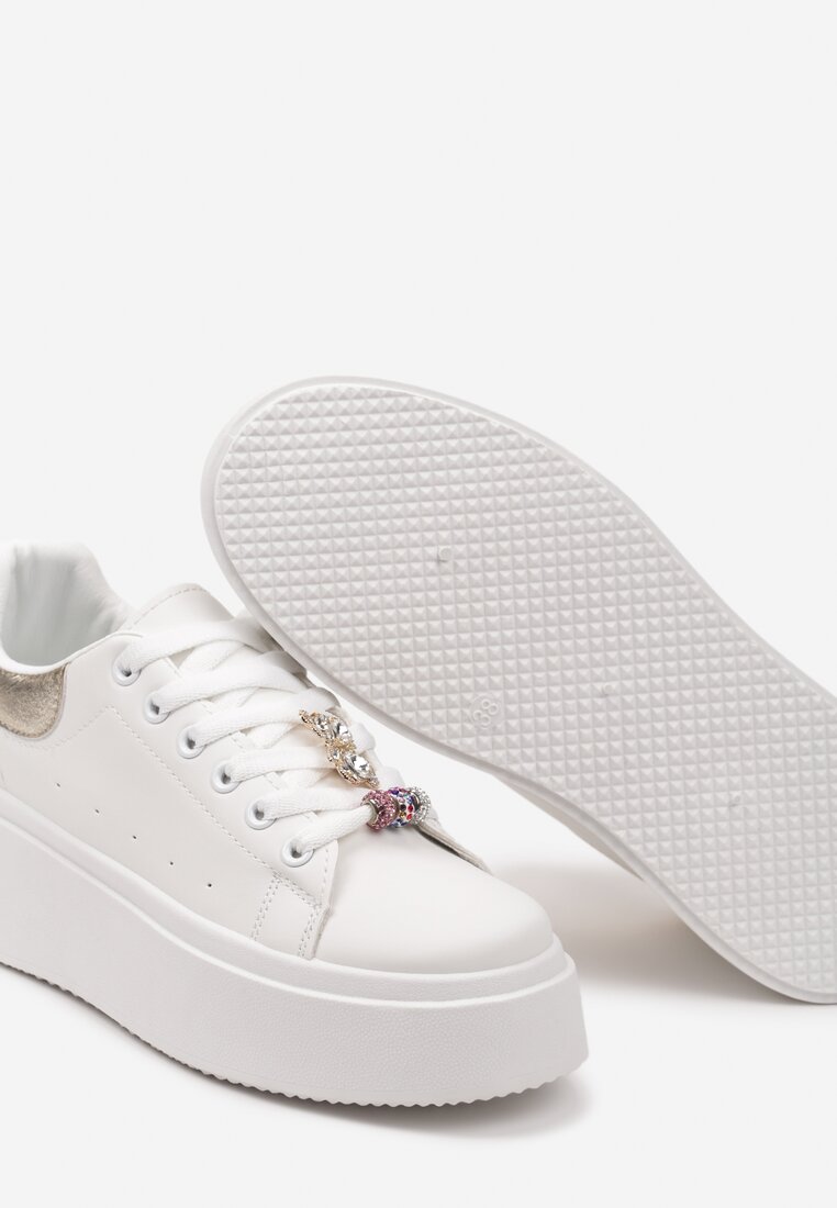 Biało-Złote Sneakersy na Platformie z Biżuteryjnymi Aplikacjami na Sznurówkach Noonia