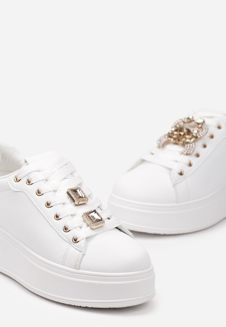 Biało-Złote Sneakersy na Platformie z Odpinanymi Zawieszkami Przy Sznurówkach Harhi