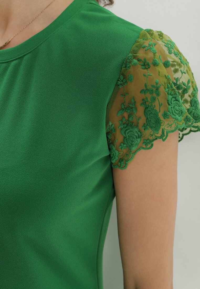 Zielona Dopasowana Sukienka z Koronkowym Rękawkiem Cidariana