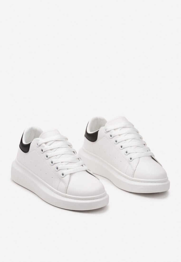 Biało-Czarne Sneakersy z Ozdobnym Zapiętkiem i Platformą Britma