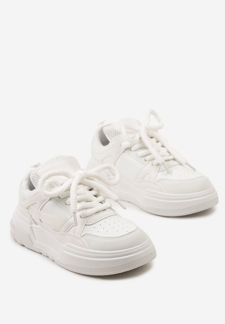 Białe Klasyczne Sznurowane Sneakersy na Płaskiej Podeszwie z Transparentną Wstawką Famarie