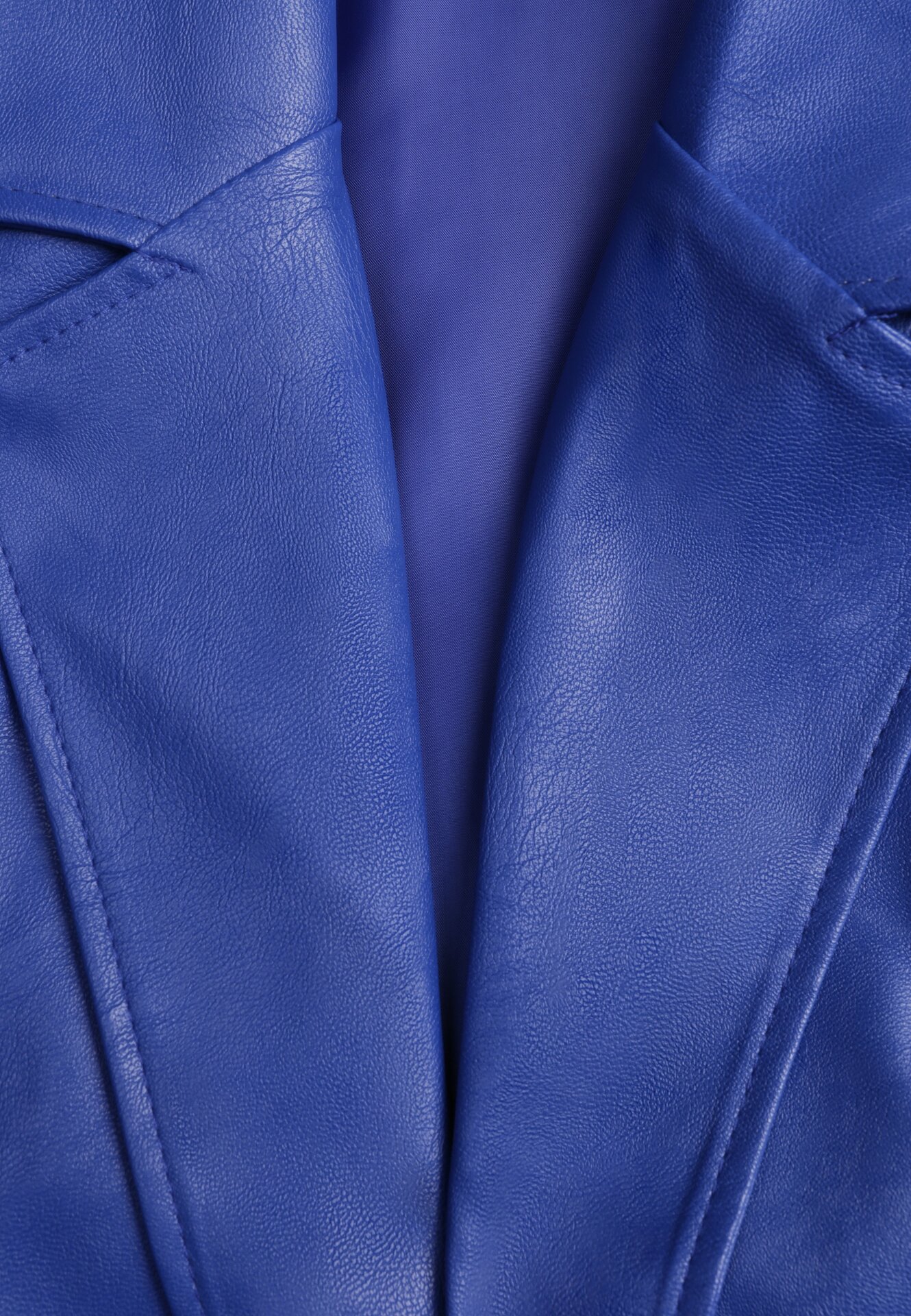 Granatowa Marynarka o Pudełkowym Fasonie z Ekoskóry z Poduszkami w Ramionach Sunins