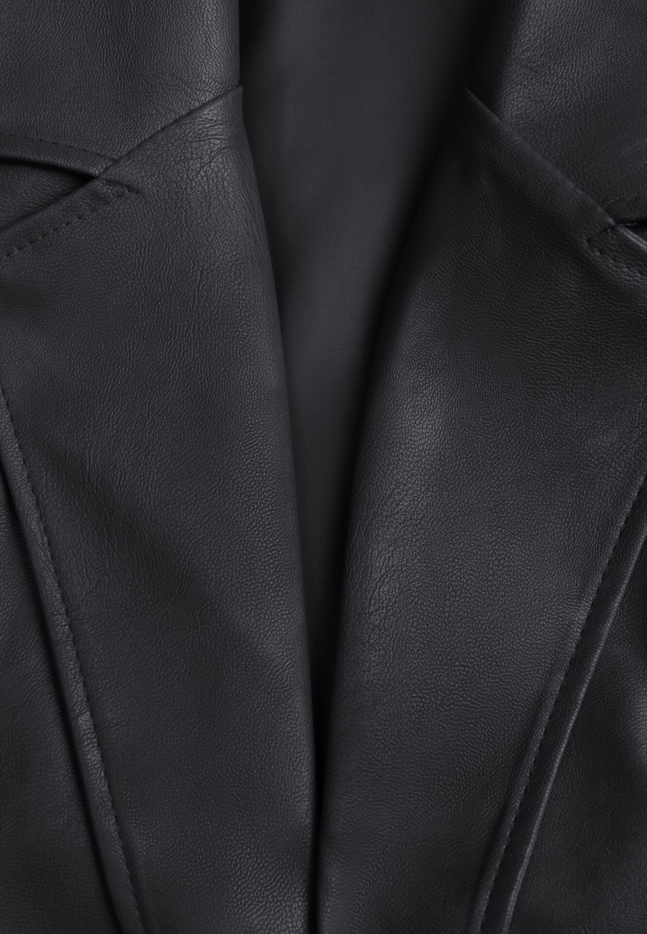 Czarna Marynarka o Pudełkowym Fasonie z Ekoskóry z Poduszkami w Ramionach Sunins