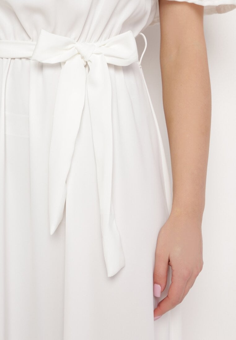 Biała Sukienka o Rozkloszowanym Fasonie z Hiszpańskim Dekoltem i Materiałowym Paskiem Nacara
