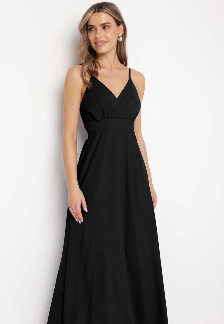 Czarna Sukienka z Kopertowym Dekoltem na Cienkich Ramiączkach Piamena