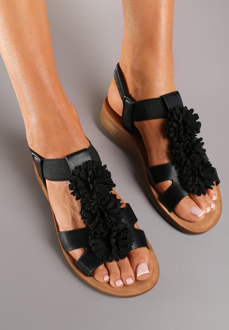 Czarne Płaskie Sandały z Imitacji Skóry Ozdobione Aplikacją w Kształcie Kwiatów Katira
