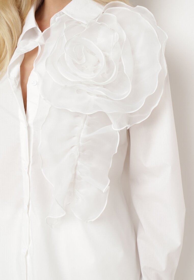 Biała Koszula z Długim Rękawem Zapinana na Guziki ze Zdobieniem w Postaci Kwiatu Wedia