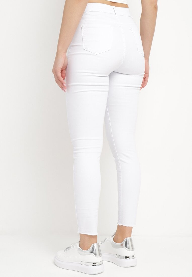 Białe Klasyczne Dopasowane Jeansy z Lekko Wystrzępionymi Nogawkami Gannest