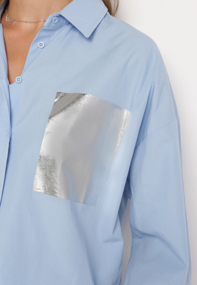 Niebieska Bawełniana Koszula z Metalicznym Nadrukiem Imitującym Kieszeń Nencilla