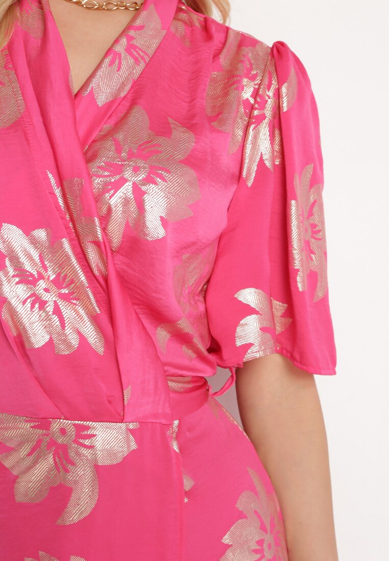 Różowa Sukienka Kopertowa z Metalicznym Wzorem w Kwiaty Wiązana w Talii Firiona