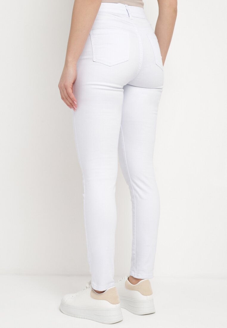 Białe Dopasowane Jeansy z Wysokim Stanem Ozdobione Przetarciami Azallea