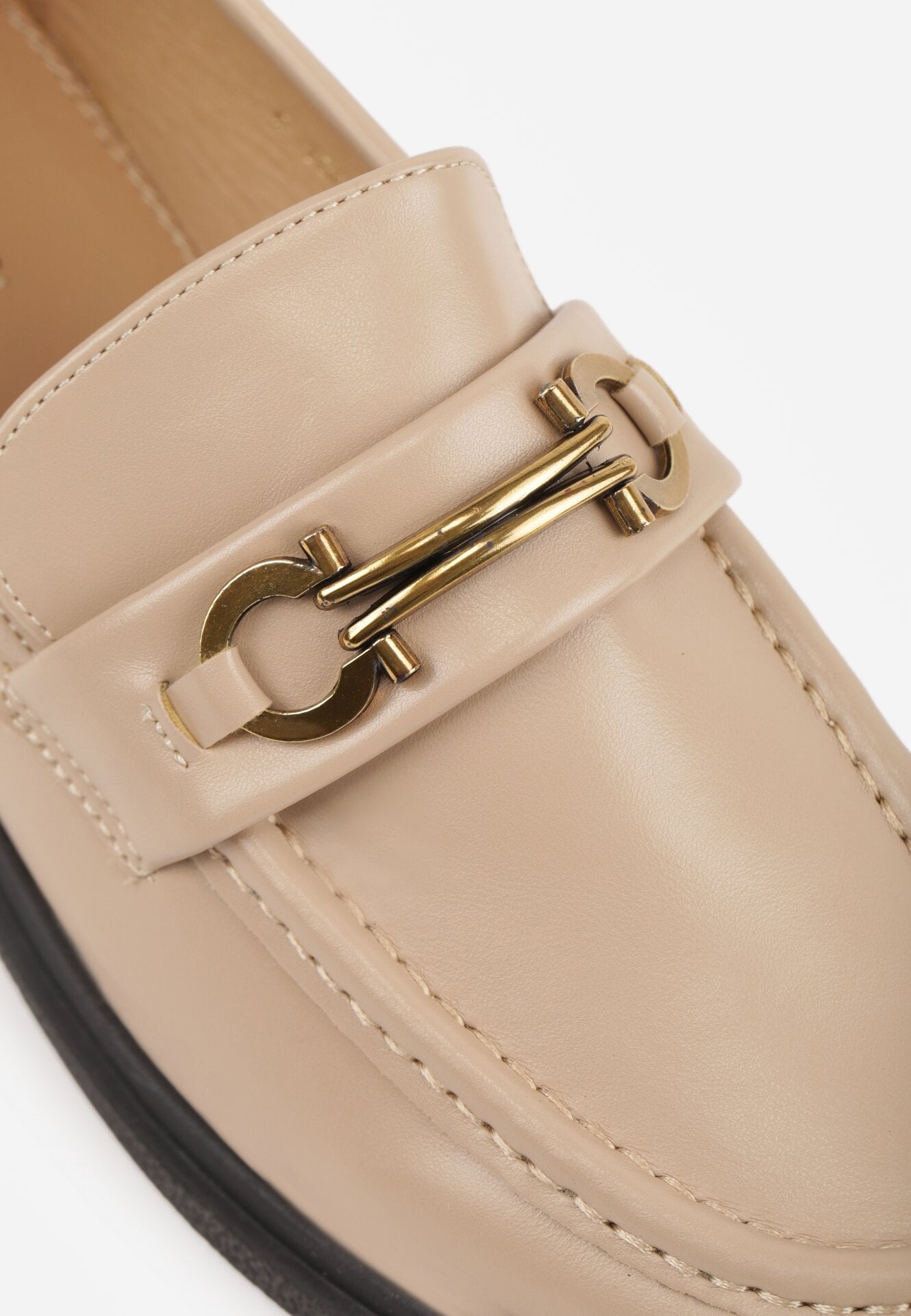 Beżowe Płaskie Mokasyny z Metalową Klamrą Evelithia