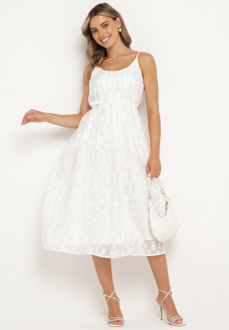 Biała Sukienka na Regulowanych Ramiączkach Ozdobiona Cyrkoniami z Materiałowym Paskiem Selolia