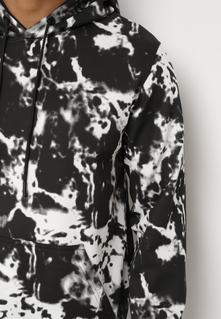 Czarno-Biała Bluza Kangurka z Kapturem Ocieplona Polarem w Abstrakcyjny Nadruk Konolia