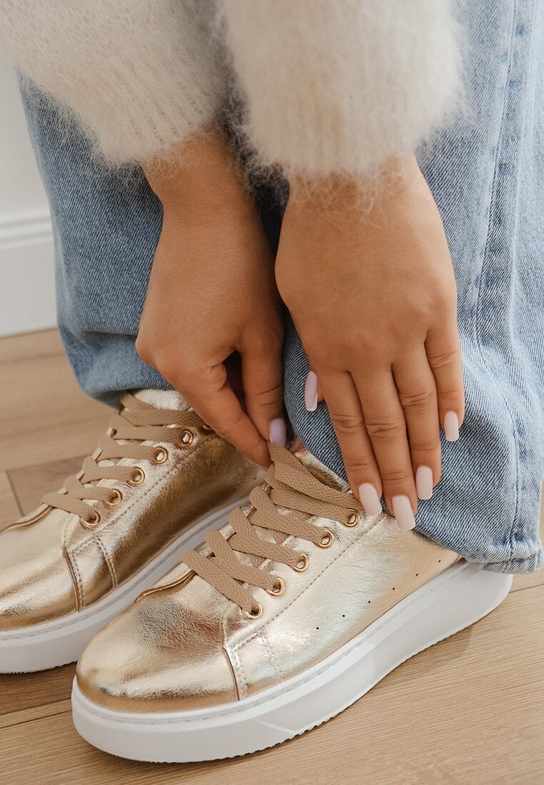 Złote Płaskie Sneakersy Vices z Metalicznym Wykończeniem Syliyana