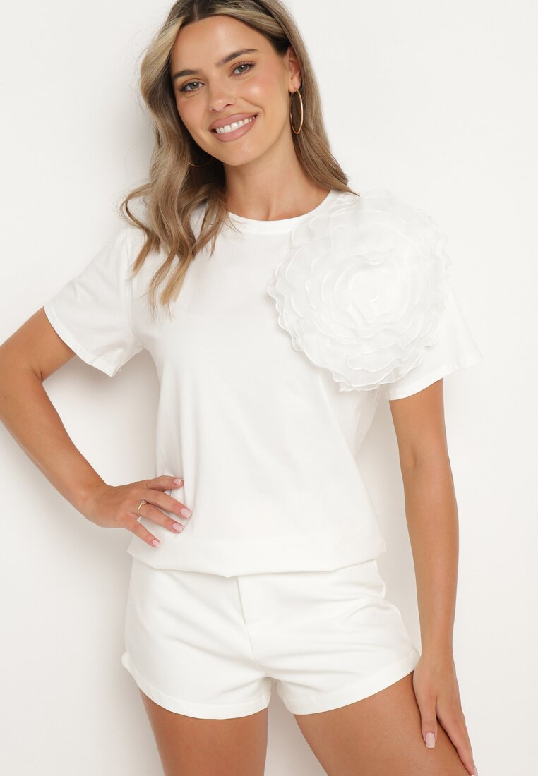 Biały T-shirt Koszulka z Krótkim Rękawem i Aplikacją w Kształcie Kwiatu Nestairis