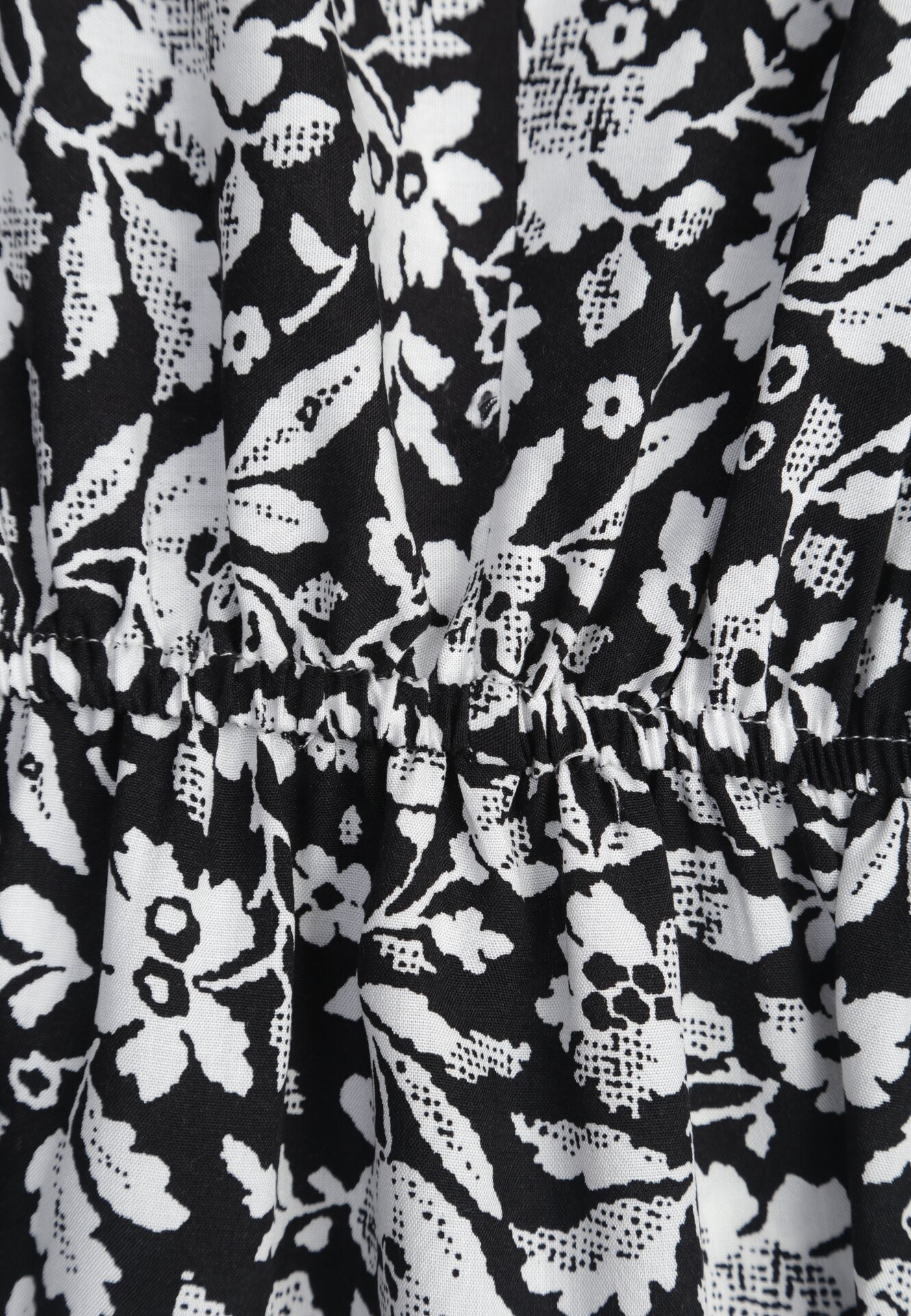 Czarno-Biała Bawełniana Sukienka na Ramiączkach ze Ściągaczami i Guzikami z Gumką w Talii Tesria