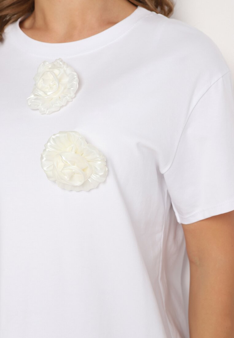 Biały T-shirt z Bawełny z Aplikacją 3D w Kształcie Kwiatu Risandra